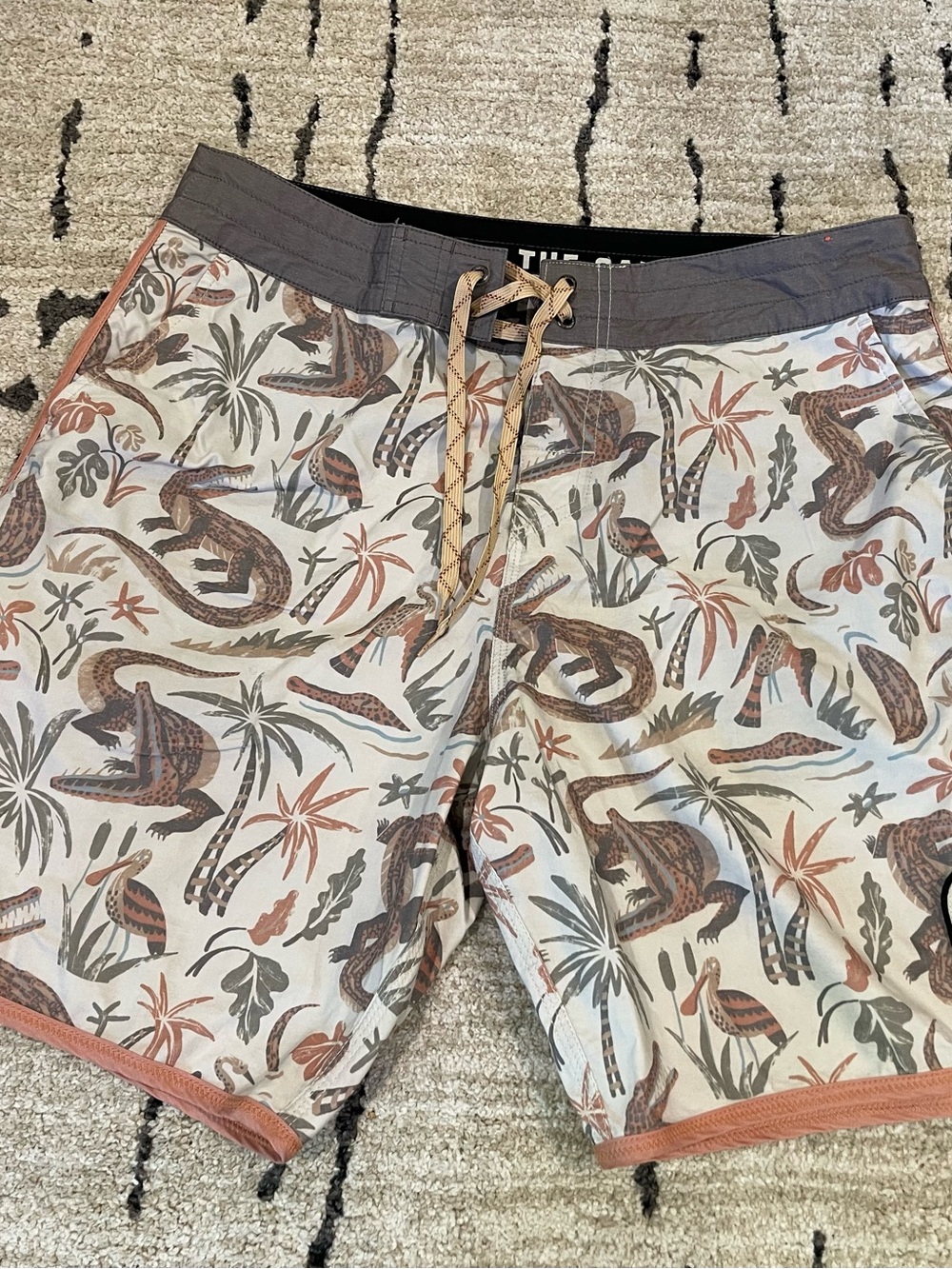 Howler Bros Bruja 8" Board Shorts Mens 34 Tan Alligator Tropical Hybrid Pockets